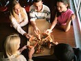 Studenten eten steeds vaker op kot, wat een bedreiging vormt voor de Leuvense Alma-restaurants.