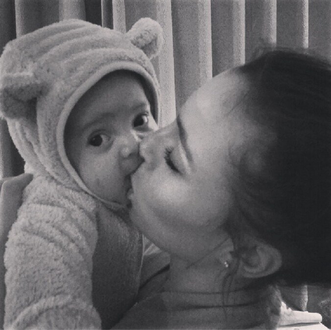 Het in een schattig berenpakje getooide zoontje van Moussa Dembélé krijgt een dikke knuffel van mama Naomi.