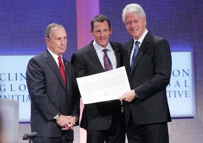 Lance Armstrong op de foto met Bill Clinton en burgemeester van New York Michael Bloomberg.
