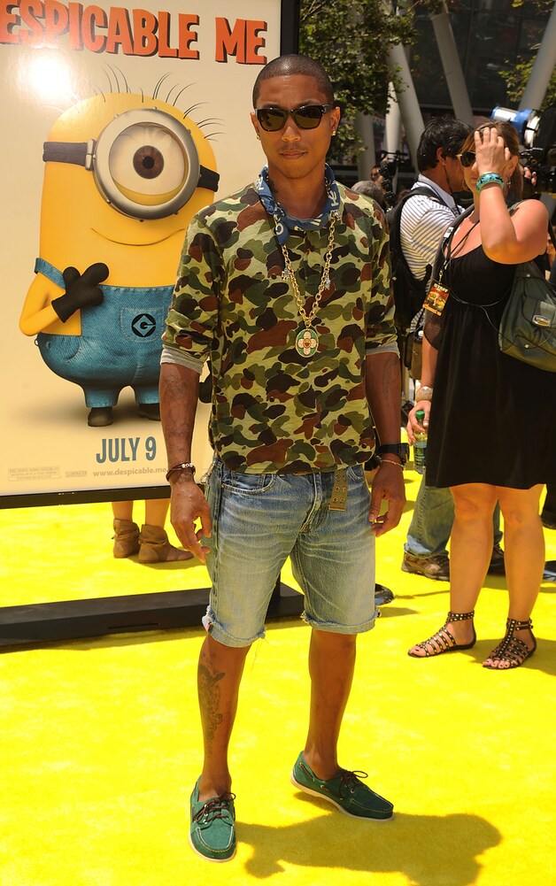 Pharrell Williams met zijn bootschoenen