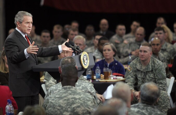 De toenmalige president Bush stuurde net als zijn vader troepen naar Irak.