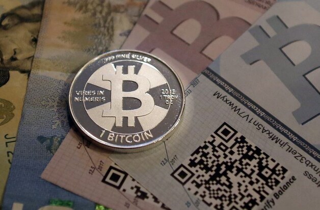 Een munt met het bitcoinlogo die een bitcoinfan fabriceerde.