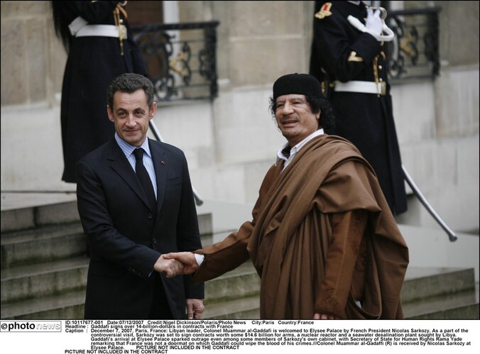 Nicolas Sarkozy en Mouammar Kadhafi in 2007 in Parijs.