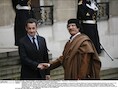 Nicolas Sarkozy en Mouammar Kadhafi in 2007 in Parijs.