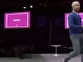 Steven Sinofsky haalt snel een reserve-exemplaar van de Surface tijdens de presentatie.