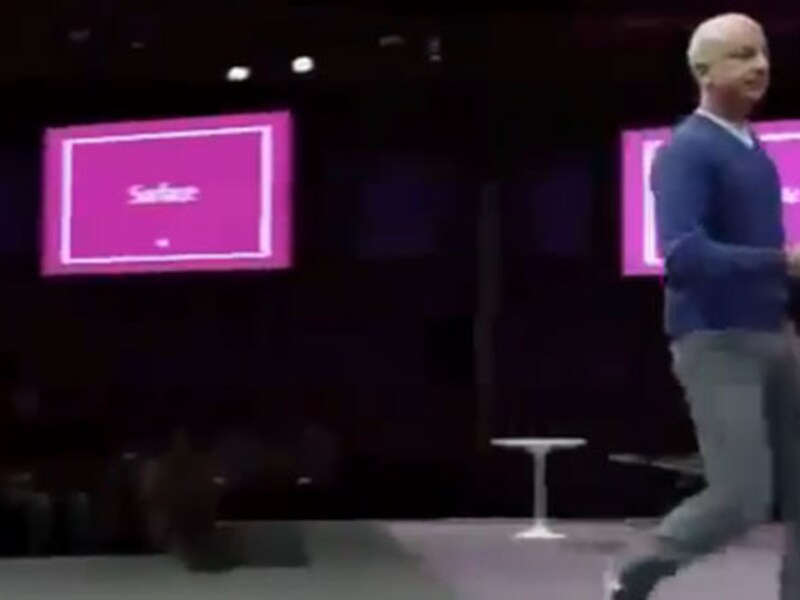 Steven Sinofsky haalt snel een reserve-exemplaar van de Surface tijdens de presentatie.