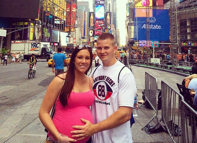Dan en Jenna met de ongeboren Shane op Times Square, New York