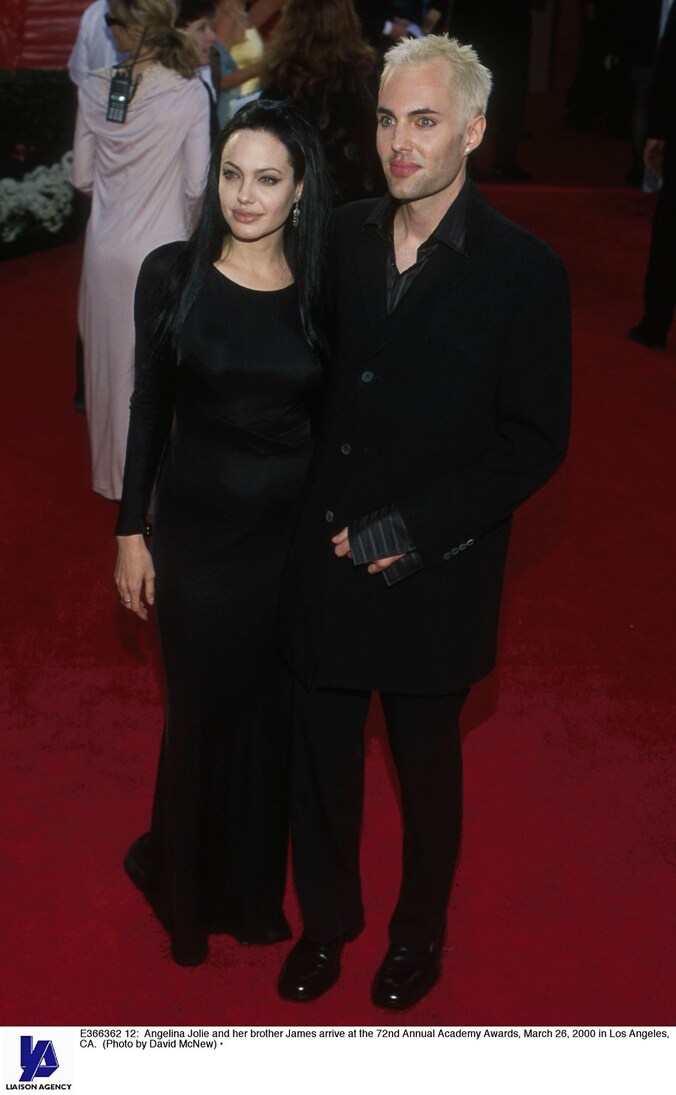 Angelina Jolie en haar broer James Haven op de rode loper in 2000. Ze zouden er ook passioneel hebben staan kussen.