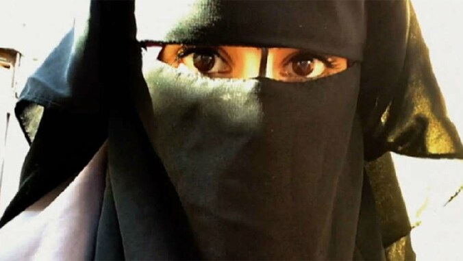 Angela B.hult zich, sinds ze koos voor de radicale islam, in een nikab.