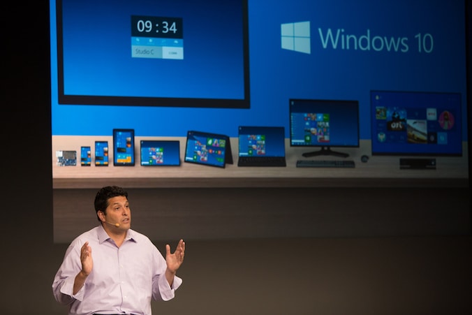 Terry Myerson, directeur van Microsofts Operating Systems-afdeling, toont de nieuwe Windows tijdens een persconferentie.