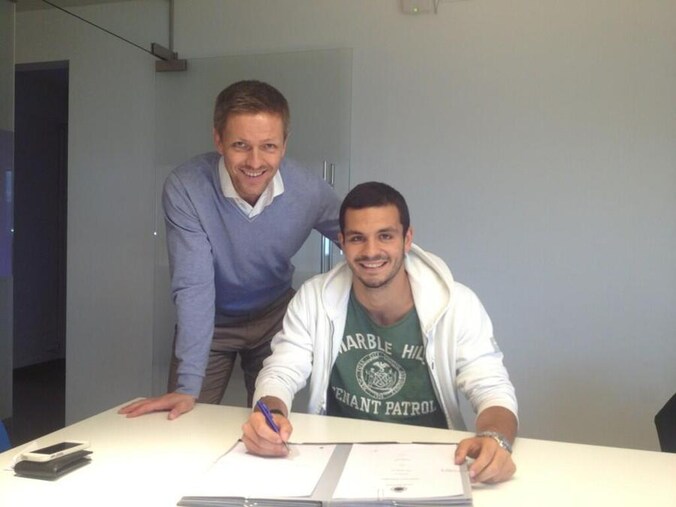 Spyros Fourlanos met sportief directeur Arnar Gretarsson bij het ondertekenen van het contract