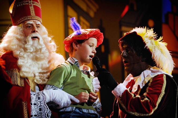 Een kind zingt een sinterklaasliedje tijdens het sinterklaasfeest in Ahoy Rotterdam