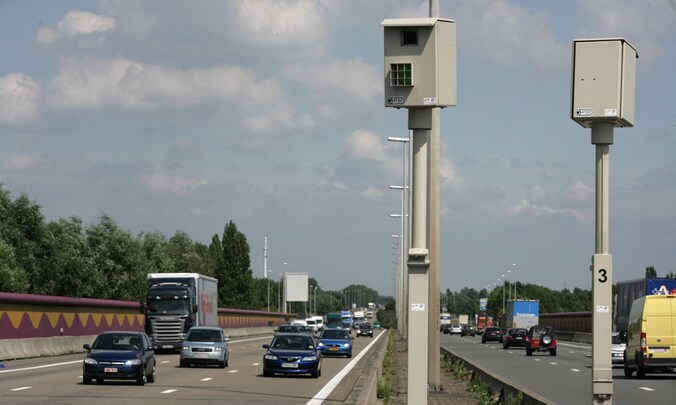 De flitspalen op de E17 werden vervangen door een peperduur systeem van trajectcontrole dat stilaan uitdraait op een klucht.