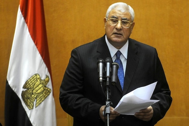 Mansour legt de eed af tot interim-president.