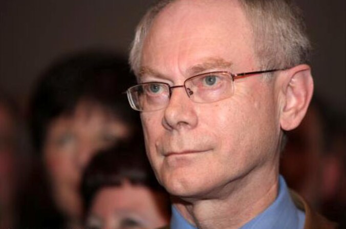 Premier Van Rompuy moet samen met zijn ministers een oplossing zoeken voor het Fortis-dossier.
