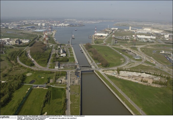 Dat ze ter compensatie van de havenuitbreiding grond moeten afstaan, pikken de landbouwers en buurtbewoners niet zomaar. Ze bezetten daarom de Kallosluis.