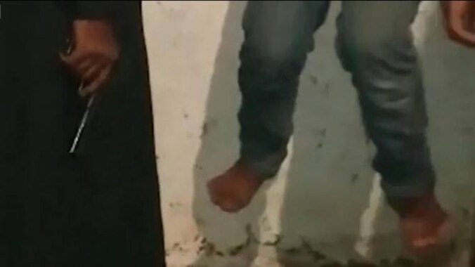 Een still uit de video waarop te zien is dat een 14-jarige Syrische jongen wordt gemarteld door beulen van IS.
