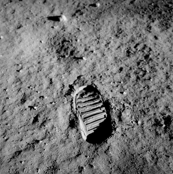 Het maanstof heeft bijzondere eigenschappen; zo zijn schoenafdrukken zoals deze, van Buzz Aldrin, er heel goed in te zien