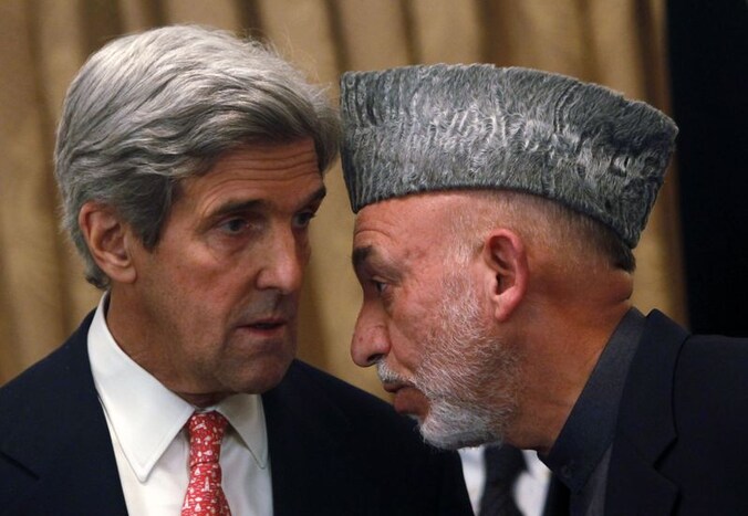 Voormalig VS-presidentskandidaat John Kerry vloog naar Afghanistan om Karzaï te overtuigen.