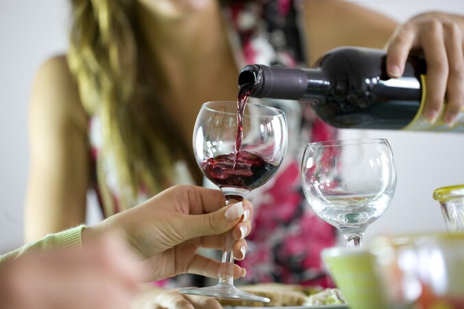 Een glas wijn richt bij vrouwen minder schade aan de hersenen aan dan bij mannen.
