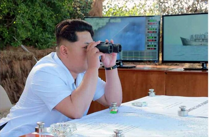 De Noord-Koreaanse leider Kim Jong-Un tijdens een militaire oefening in het land.