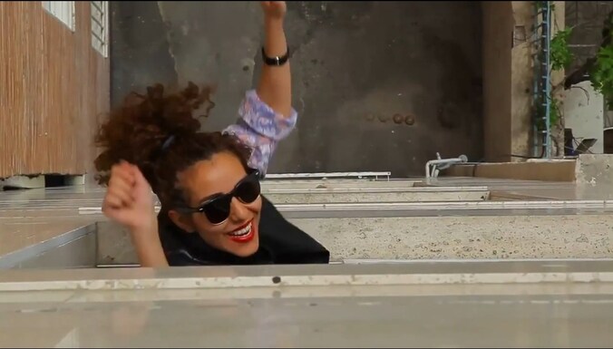 Beeld uit de clip 'Happy we are from Teheran'.