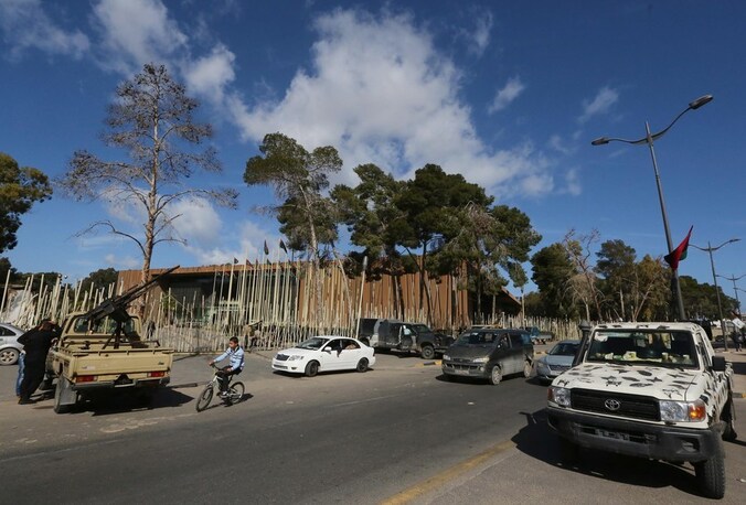 Straatbeeld bij het Libische parlement in Tripoli, begin maart 2014.