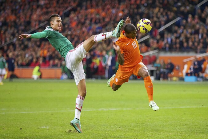 Diego Reyes (links) in actie met Mexico.