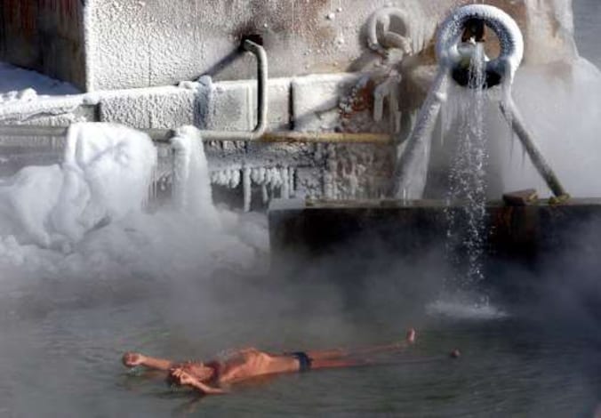 Een Bulgaar ontvlucht de koude in een warmwaterbron.