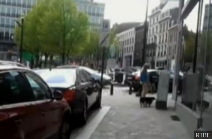 De dienstwagen van Reynders staat precies voor het specifieke verkeersbord geparkeerd.