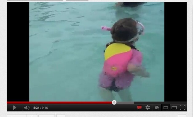 Onbevreesd: de kleine Anaia in het water.