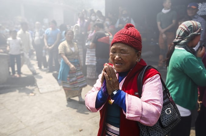 Nepalese vrouw rouwt om de omgekomen sherpa's