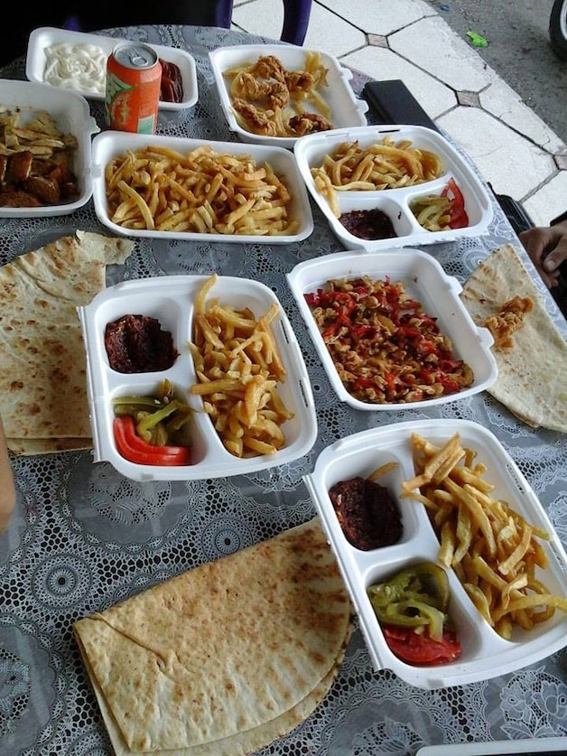 "Lekker eten in Tabqa", post Abdelmalek Boutalliss op zijn Facebookaccount.