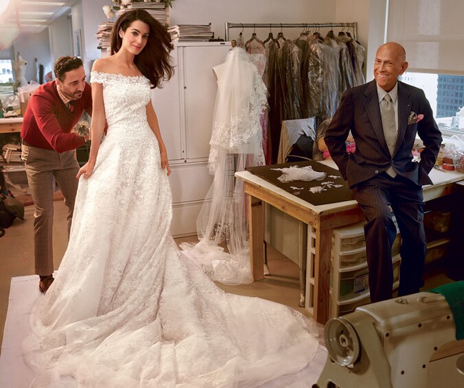 Amal Alamuddin en ontwerper Oscar de la Renta (rechts).