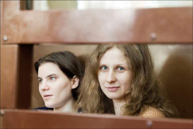Ekaterina Samutsevich en Maria Alekhina van Pussy Riot in de rechtbank.