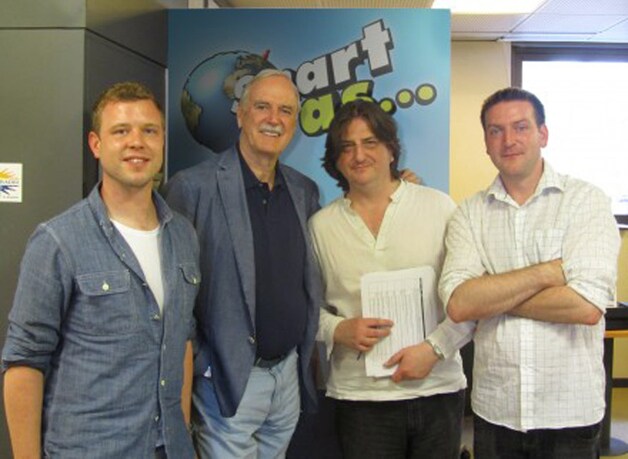 John Cleese bij het 'Smart As...'-team