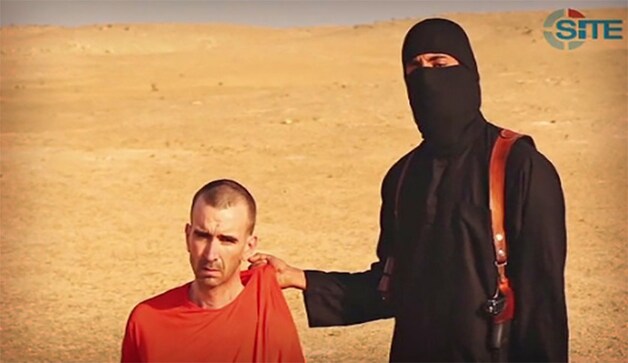 De Brit David Haines in de handen van zijn beul. Hij Zou later worden onthoofd.