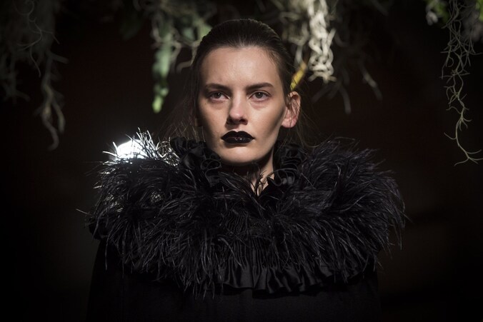 Een model op de catwalk bij Giles.