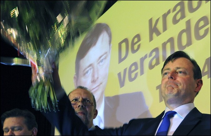 De N-VA van Bart De Wever gaat vooruit in vergelijking met de peiling van februari.