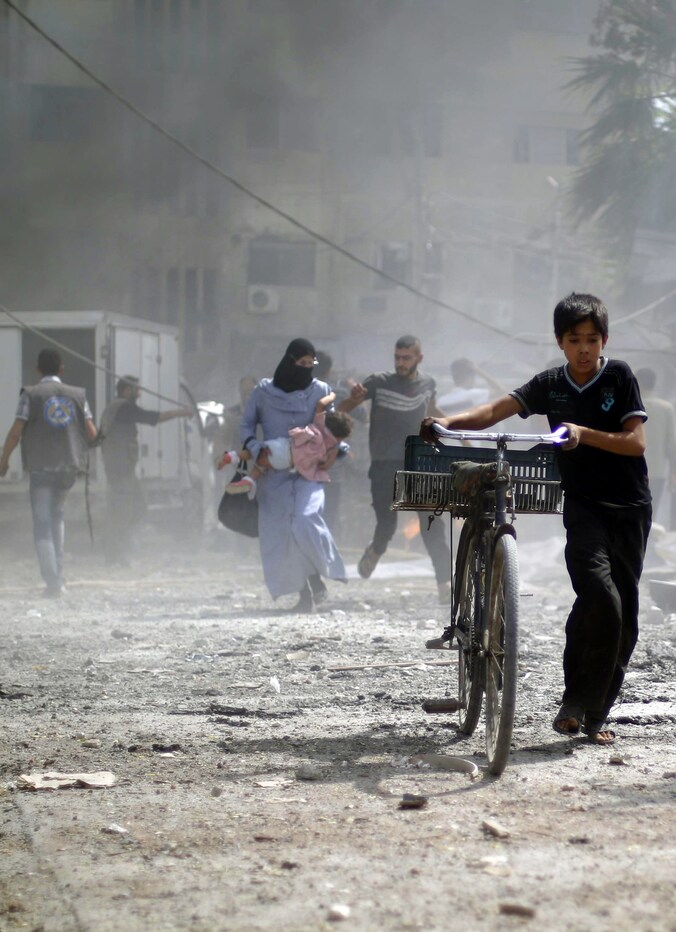 Syrische jongen vlucht weg na een reeks aanvallen op een markt in Douma.