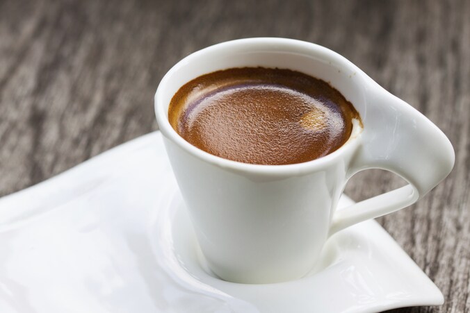 Nu en dan een kop koffie drinken, zou het risico op Alzheimer verkleinen.