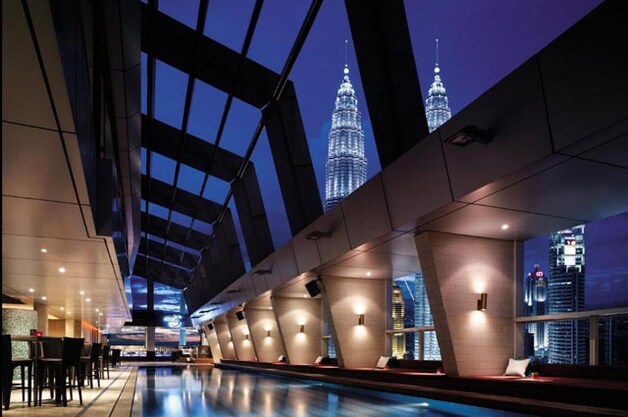 Een subliem uitzicht op de Petronas Towers in Maleisië vanop het dak van het Traders Hotel in Kuala Lumpur