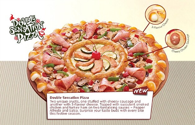 De Double Sensation Pizza, met een mini-pizza in het middden.
