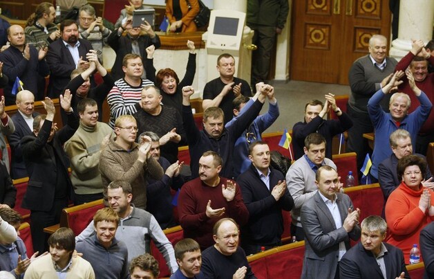 De oppositie in het Oekraïense parlement klapt en juicht om de aangenomen resolutie die geweld tegen betogers verbiedt.