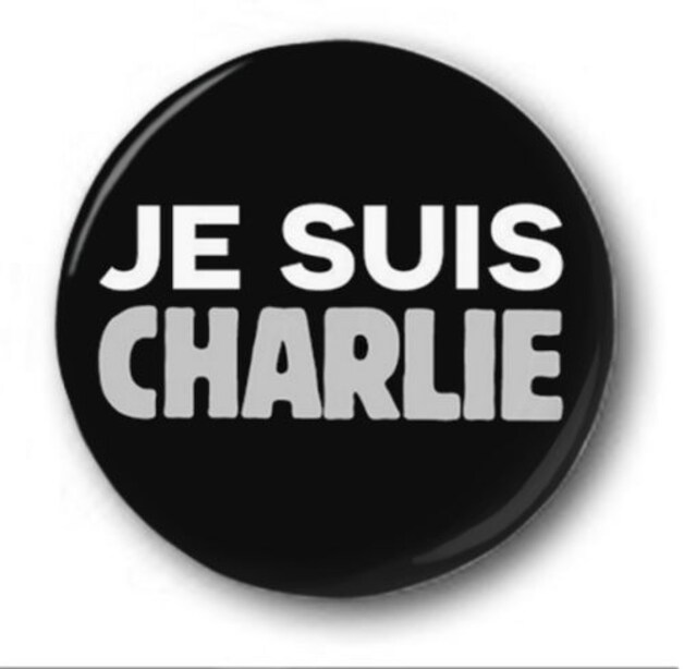 Een button van 'Je suis Charlie'.