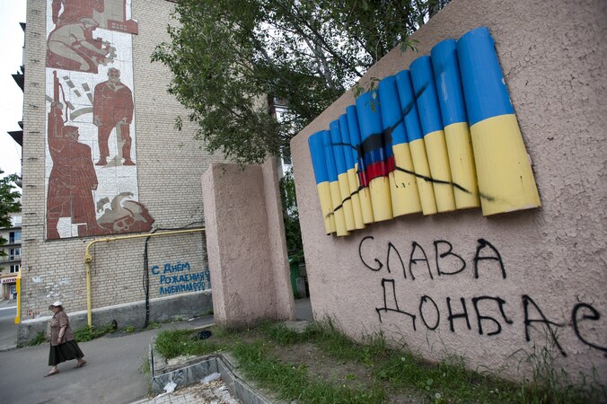 In de Oost-Oekraïense stad Artemovsk is de Oekraïense vlag overgeschilderd met de vlag van de vrije republiek Donetsk van de separatistische activisten.