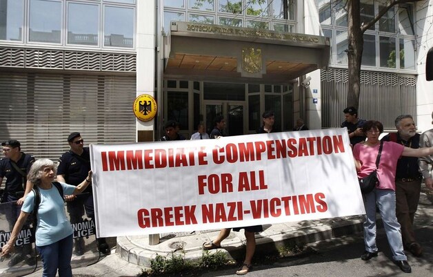 In juni vorig jaar protesteerde een groep Duitsers voor de Duitse ambassade in Athene. Ze eisten toen dat de Duitse overheid herstelbetalingen zou doen voor de wreedheden van de nazi's tijdens WOII. De in Hamburg gevestigde groep 'Distomo' bestaat voornamelijk uit Duitsers en familieleden van de slachtoffers van de Duitse bezetting in Griekenland.