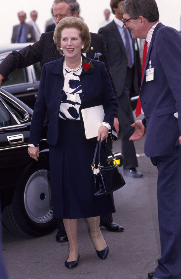 Margaret Thatcher met haar 'power bag'.