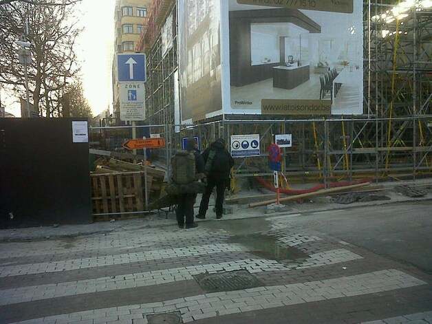 Snipers arriveren aan 'The Hotel', waar president Obama overnacht heeft.