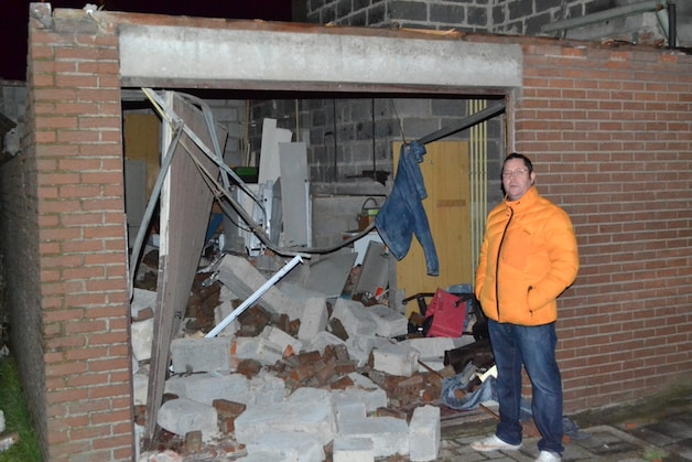 In de Stokveldewijk in de Brugse deelgemeente Sint-Michiels bereikte de windhoos volgens de brandweer een snelheid van 200 kilometer per uur.